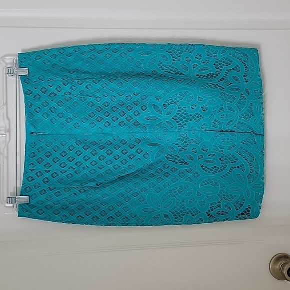 Loft Size 4 Lace Overlay Pencil Skirt, Pristine Condition - Picture 2 of 11